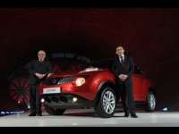 Nissan Juke - svetov premiru odprezentovali vkonn viceprezident Colin Dodge a Shiro Nakamura, zodpovedn za dizajn a kontrukciu