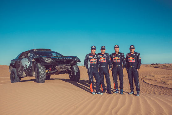 Peugeot Total team poas testu v Maroku na Road to Dakar 2016: Sebastien Loeb, Daniel Elena, Carlos Sainz, Lucas Cruz